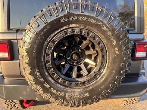 Used 2019 Jeep Wrangler Unlimited Rubicon w/ Cold Weather Group image 13