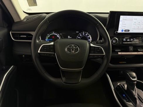 Used 2025 Toyota Highlander XLE image 21
