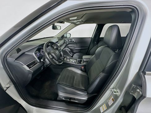 Used 2024 Mitsubishi Outlander SE image 13