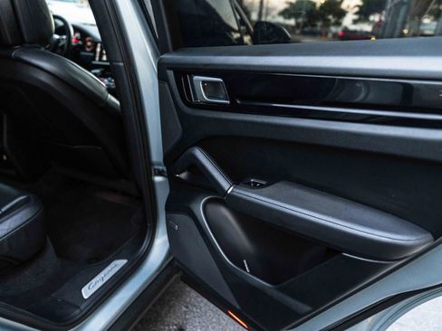 Used 2020 Porsche Cayenne image 35