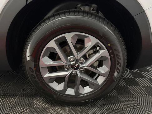 Used 2024 Kia Telluride LX FWD image 12