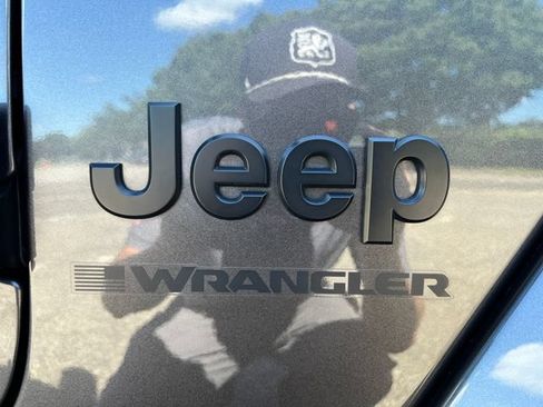 Used 2025 Jeep Wrangler Unlimited Sahara AWD/4WD image 38