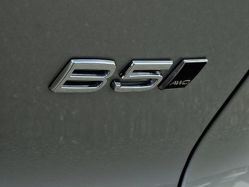 Certified 2025 Volvo XC40 B5 Core image 30