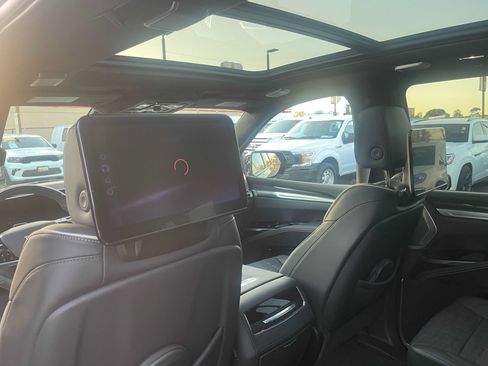 Used 2025 Cadillac Escalade ESV V AWD/4WD image 18