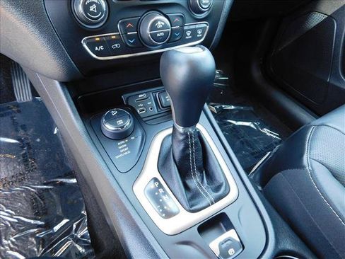 Used 2015 Jeep Cherokee Limited w/ Luxury Group AWD/4WD image 18