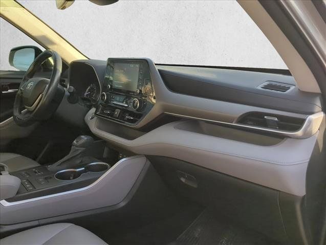 Used 2022 Toyota Highlander XLE AWD/4WD image 29