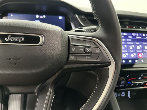 Used 2025 Jeep Grand Cherokee Altitude AWD/4WD image 17