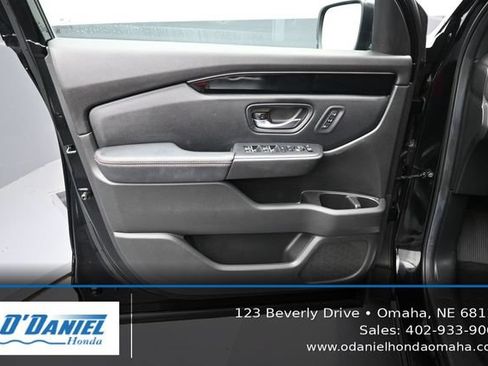 Used 2025 Honda Pilot TrailSport image 23