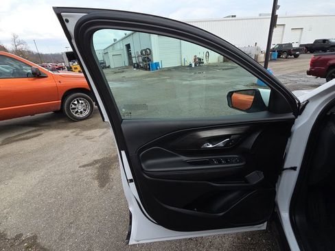 Used 2024 GMC Terrain SLE image 7