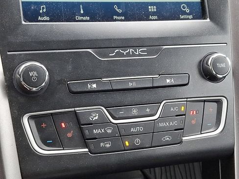 Used 2020 Ford Fusion SE AWD/4WD image 15