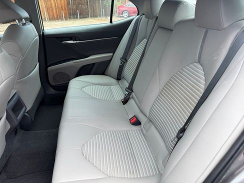 Used 2018 Toyota Camry SE w/ Moonroof Package FWD image 17