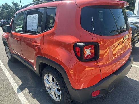 Used 2017 Jeep Renegade Latitude FWD image 3