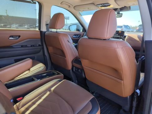 Used 2023 Nissan Pathfinder Platinum image 17