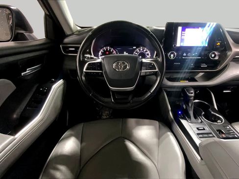 Used 2023 Toyota Highlander XLE AWD/4WD image 6