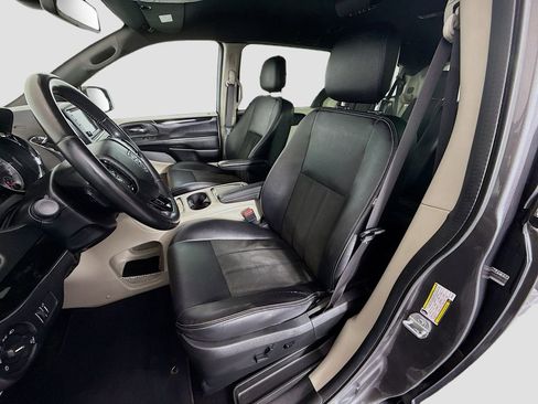 Used 2019 Dodge Grand Caravan SXT FWD image 19