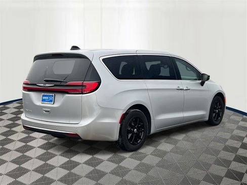 Used 2024 Chrysler Pacifica Touring-L image 5