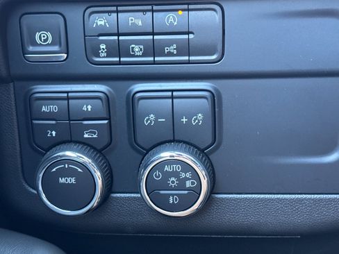 Used 2025 Chevrolet Suburban Premier image 43