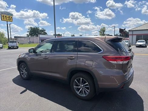 Used 2019 Toyota Highlander XLE AWD/4WD image 17