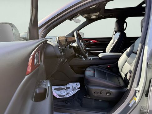 Used 2025 Chevrolet Traverse RS image 40