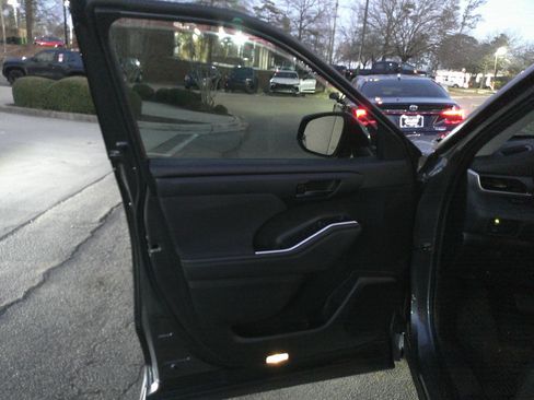 Used 2022 Toyota Highlander LE image 17