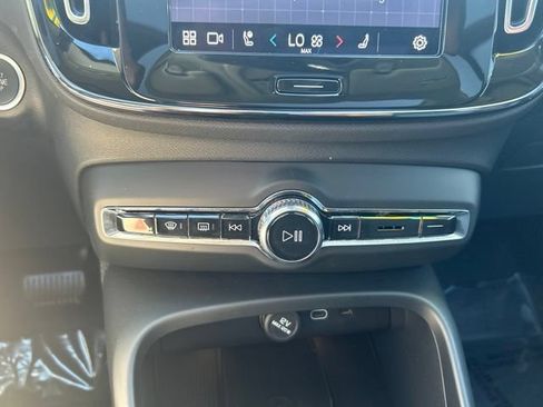 Certified 2025 Volvo XC40 B5 Plus AWD/4WD image 28