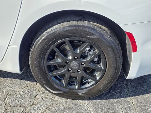 Used 2021 Chrysler Pacifica Touring-L image 8