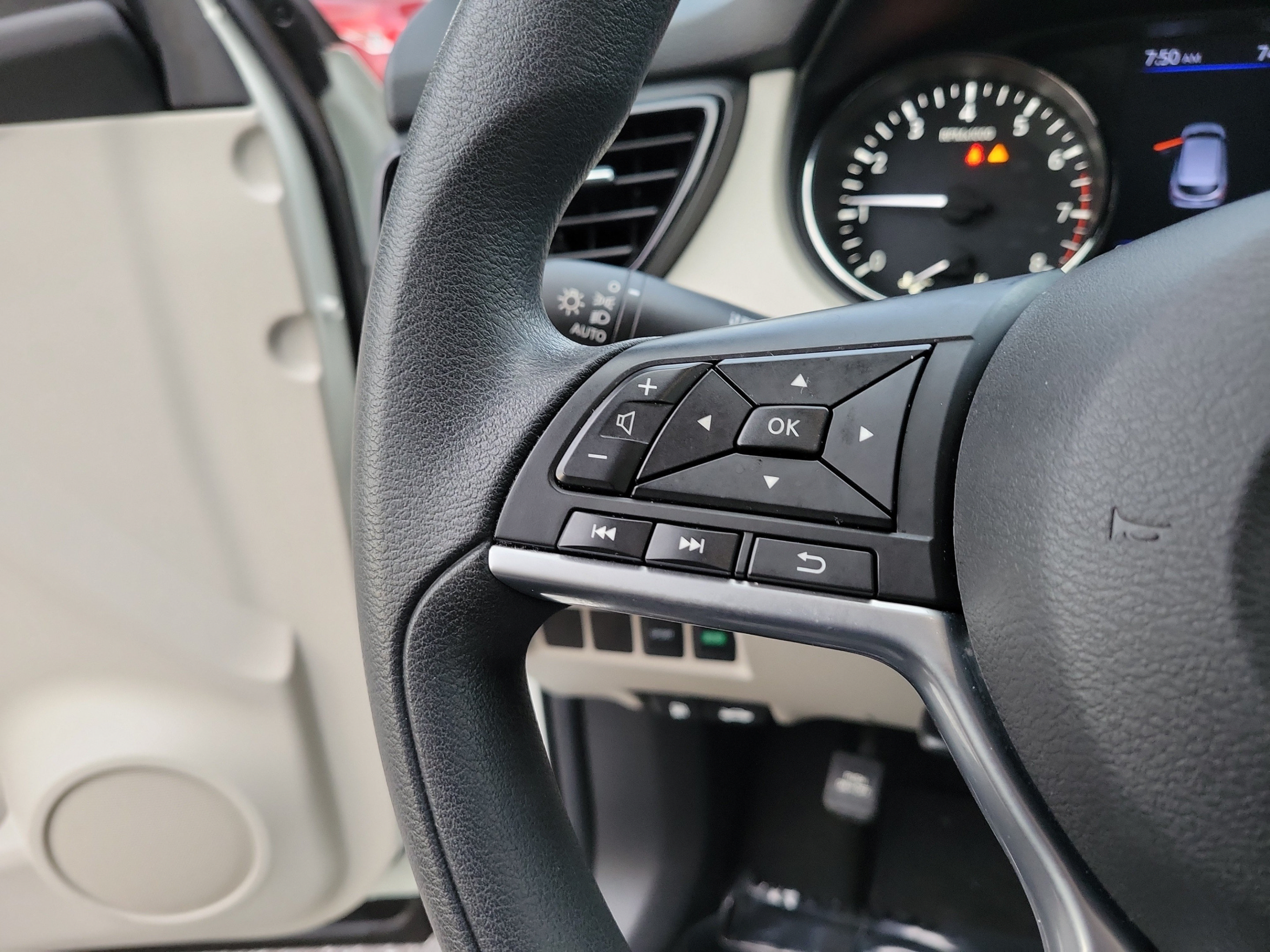 Used 2020 Nissan Rogue Sport SV FWD image 36
