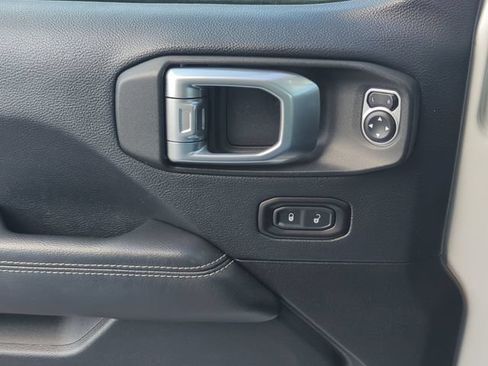 Used 2018 Jeep Wrangler Unlimited Sahara AWD/4WD image 13