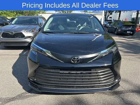 New 2026 Toyota Sienna XLE FWD image 2