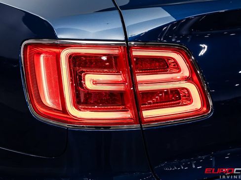 Used 2018 Bentley Bentayga AWD/4WD image 17