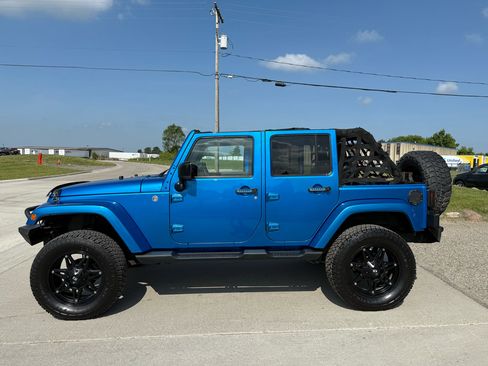 Used 2014 Jeep Wrangler Unlimited Sahara w/ Dual Top Group image 7
