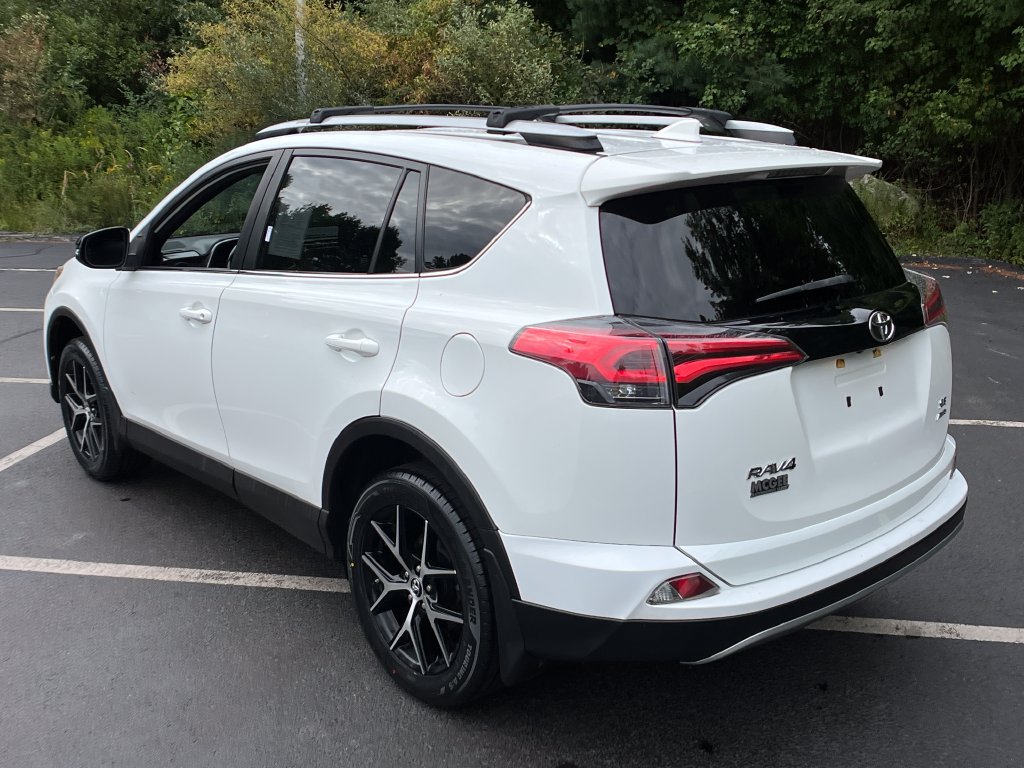 Used 2018 Toyota RAV4 SE w/ Power Extra Value Package AWD/4WD image 3