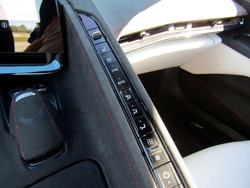 Used 2023 Chevrolet Corvette Stingray Premium Conv w/ Z51 Performance Package image 17