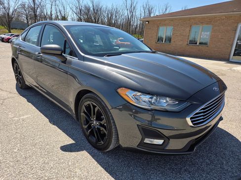 Used 2019 Ford Fusion SE w/ Equipment Group 151A image 3