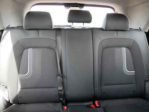 Used 2024 Hyundai Venue Limited FWD image 13