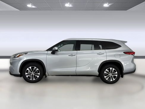 Used 2020 Toyota Highlander XLE AWD/4WD image 2