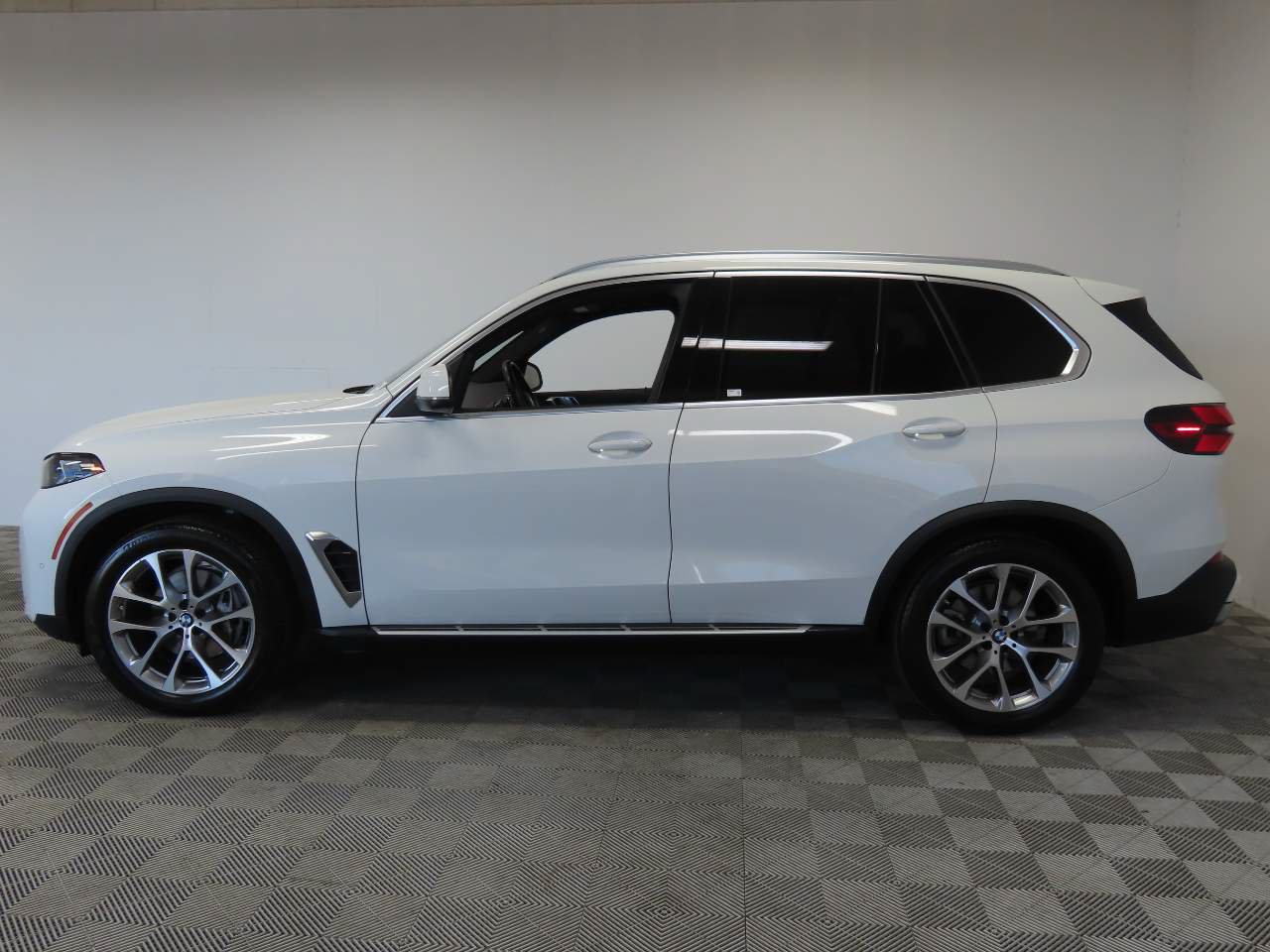 Used 2025 BMW X5 xDrive40i AWD/4WD image 5