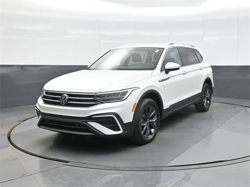 Used 2023 Volkswagen Tiguan SE image 3