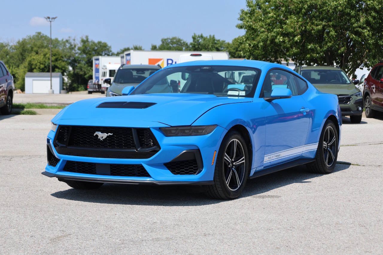 Used 2025 Ford Mustang Coupe RWD image 5
