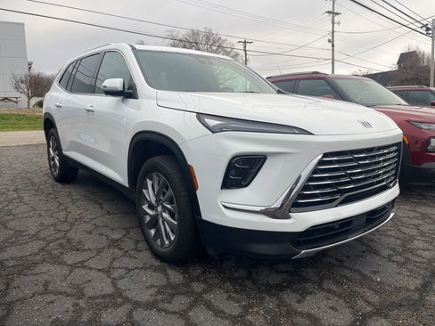 Used 2025 Buick Enclave Preferred image 4