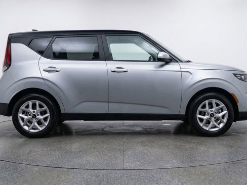 Used 2025 Kia Soul LX w/ LX Technology Package FWD image 11