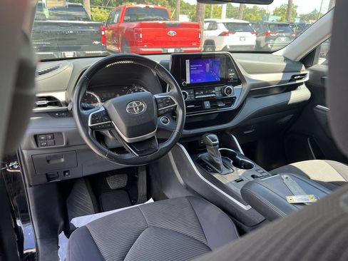 Used 2024 Toyota Highlander LE FWD image 30