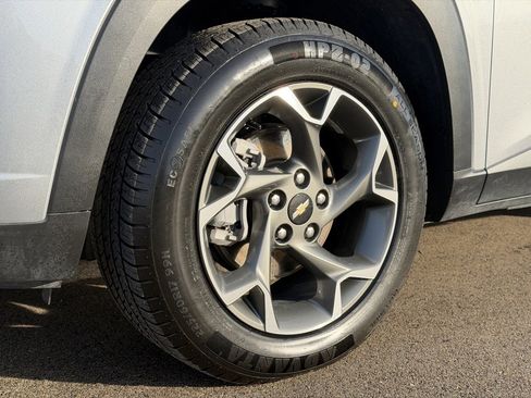 Used 2024 Chevrolet Trax LT w/ Sunroof Package image 28