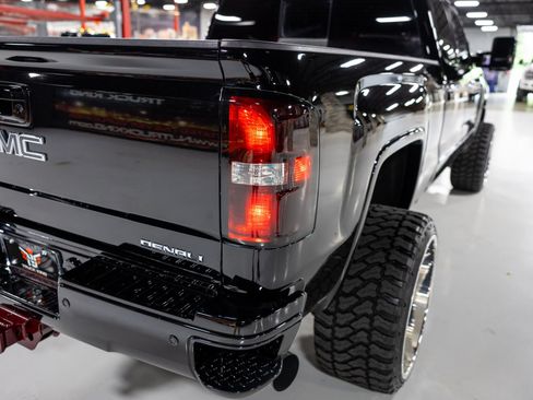 Used 2017 GMC Sierra 2500 Denali w/ Duramax Plus Package AWD/4WD image 33