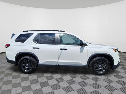 Certified 2025 Honda Pilot TrailSport image 6