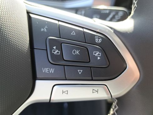 Used 2025 Volkswagen Taos SE w/ Panoramic Sunroof Package image 17