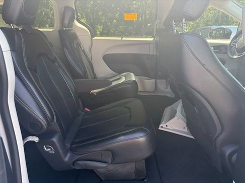 Used 2024 Chrysler Pacifica Touring-L FWD image 16