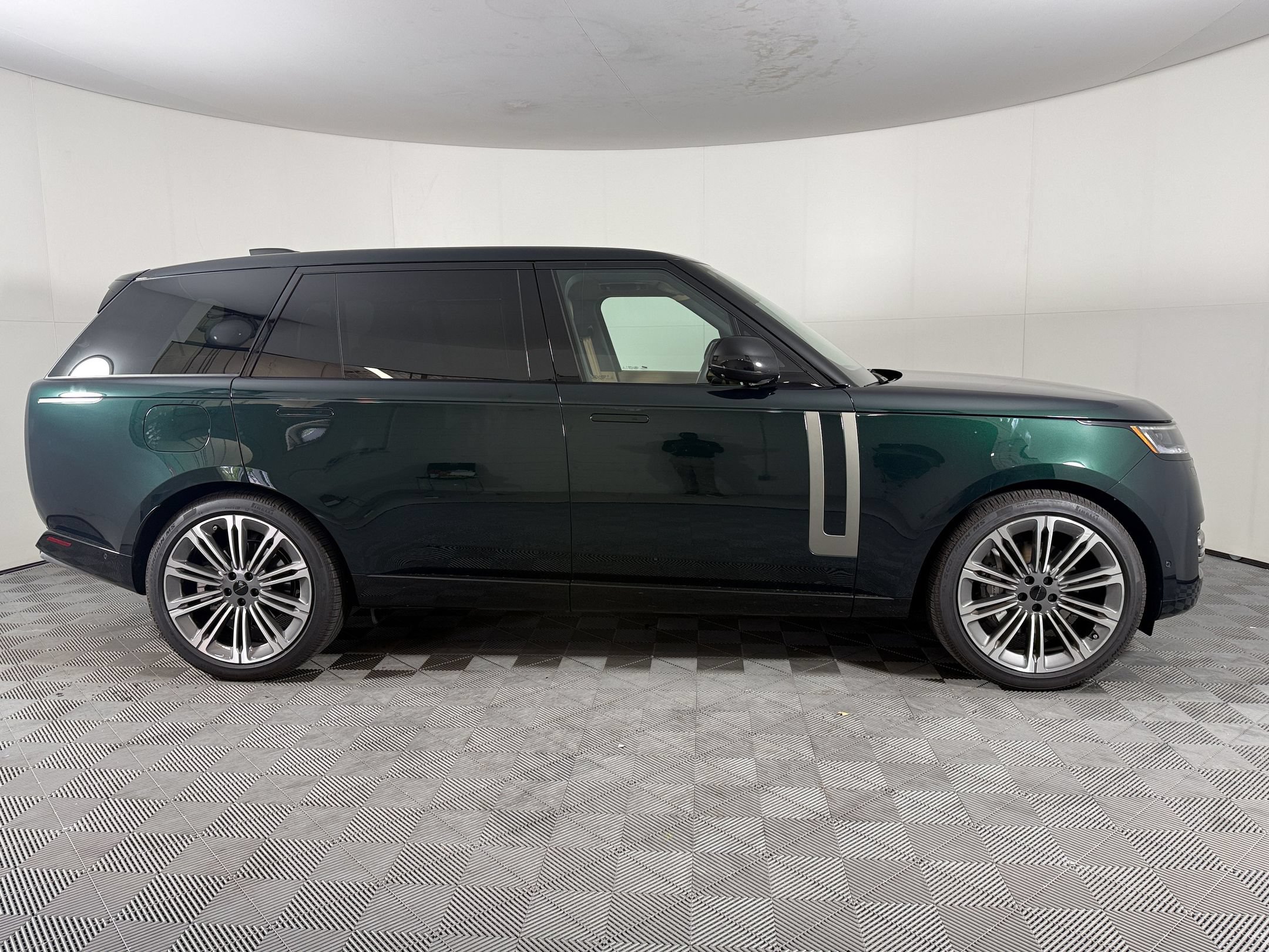 Used 2026 Land Rover Range Rover Long Wheelbase SE AWD/4WD image 8