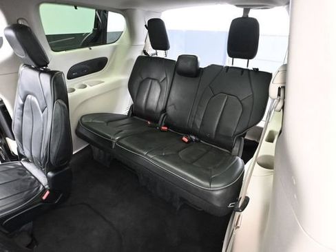Used 2018 Chrysler Pacifica Limited FWD image 41