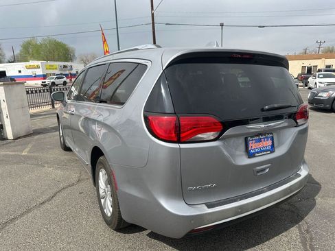 Used 2018 Chrysler Pacifica Touring-L image 17